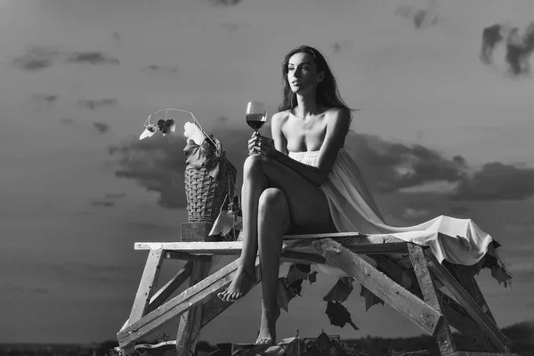 Mujer bonita con vino sobre el cielo — Foto de Stock