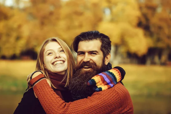 Junges Paar im Herbstpark — Stockfoto