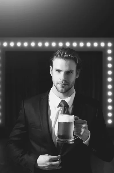 Piwa szkła w ręce człowieka, spotkania i relaks — Zdjęcie stockowe
