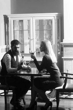 Yenilikçi ve restoranda dating kız