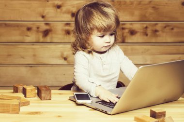 Bilgisayar ve telefon ile küçük çocuk