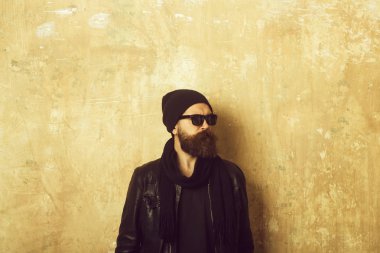 Hipster deri ceket ve gözlük ile şapka.