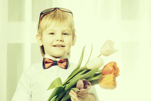 Rapaz com tulipas — Fotografia de Stock