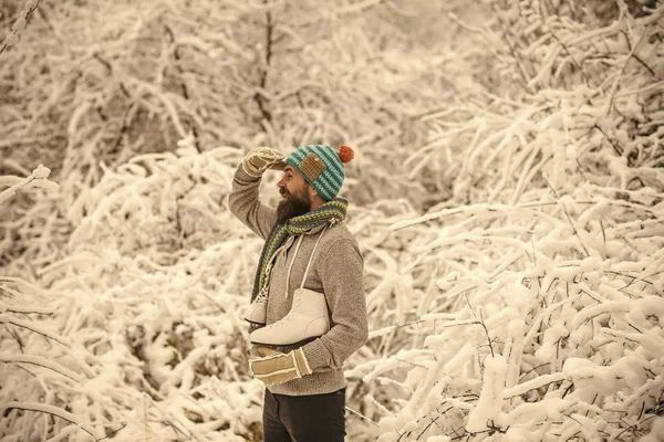 Brodaty mężczyzna szczęśliwy trzymać skate w lesie śnieżna zima, Boże Narodzenie — Zdjęcie stockowe