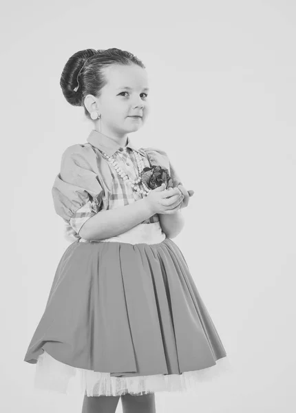 Porträt eines kleinen Pin-up-Mädchens isoliert auf Weiß — Stockfoto