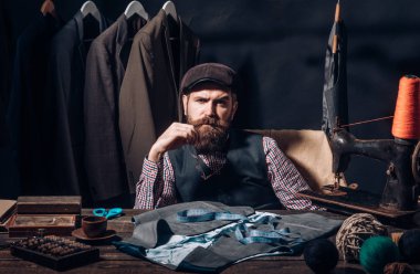 Ayrıntılar üzerinde olacak. Onun mükemmel bir tasarımdır. mağaza ve moda showroom uygun. mekanizasyon dikiş. iş elbise kodu. El yapımı. Sakallı adam terzi dikiş ceket. Retro ve modern atölye terzilik