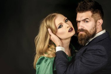 Moda severler. İki aşık. Adam sarılmak kadın uzun saçlı sakallı. Moda giyim samimi çift. Moda stil ve saç bakımı. Stil ikonları. Şehvetli ve şık