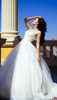 Şık düğün salonu gelin için bekliyor. Mutlu Gelin düğünden önce. Harika gelin kıyafeti. Güzel gelinlik butik. kadın düğün için hazırlanıyor. Son derece mutlu. Gelecekteki yaşam