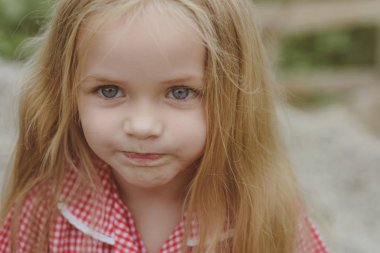 Mutluyum. Küçük çocuk mutlu gülümseyerek. Küçük kız giyim uzun saçlı. Sarı saçlı küçük kız. Çok güzel gülümseme ile mutlu küçük çocuk. Güzel saçları gurur