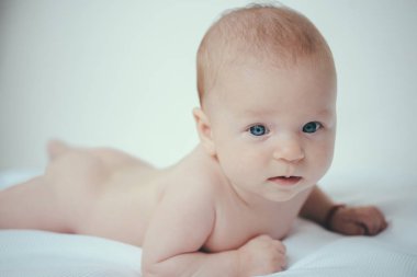 Yeni doğan bebek yumuşak deri ile. Yeni doğan bebeğin kız mı erkek. Cilt Bakımı ve tedavisi. Küçük bir kızın yumuşak deri sahip. Nerede sevgi ve bakım birlikte gelir