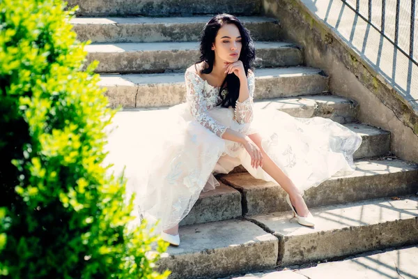 Salão de casamento elegante está esperando por noiva. mulher está se preparando para o casamento. Belos vestidos de noiva em boutique. Feliz noiva antes do casamento. Maravilhoso vestido de noiva. Bem-vindo à família. Momento feliz — Fotografia de Stock