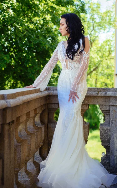 Elegante salón de bodas está esperando a la novia. Hermosos vestidos de novia en boutique. Feliz novia antes de la boda. Maravilloso vestido de novia. La mujer se está preparando para la boda. Los sueños se hacen realidad. Novia para ser — Foto de Stock