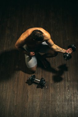 Fitness ve kas eğitimi. Fit kaslı vücut çalışan adam. Kaslı adam spor salonunda egzersiz var. Altı bohça abs. ile güçlü çalışan adam halter ağırlık egzersizleri. Yeni bir kişisel rekor fetih