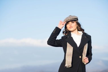 Vintage kadın makyaj ile. Retro moda makyaj, Paris kadınla. Güzellik ve moda bak. Onun seçimi kendinden emin. Sonbahar bere kıvırcık saçlı kız Fransız. Özgür ve mutlu hissediyorum