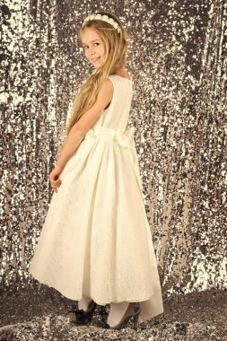 Gümüş arka plan üzerinde poz şık sevimli çocuk