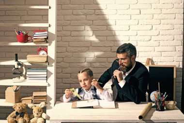 Geri okul ve babalar günü kavramı için. Kız ve baba