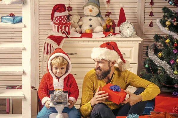 아이 산타 클로스와 크리스마스 트리 수염된 남자. — 스톡 사진
