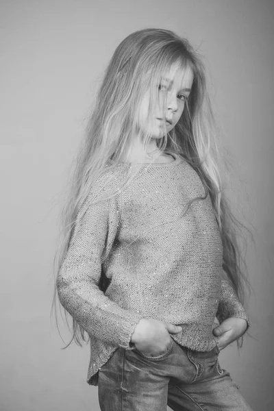 Moda menina criança vestindo uma roupa jeans sobre fundo cinza — Fotografia de Stock
