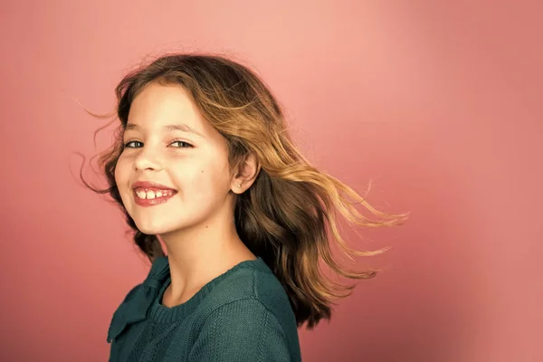 Impressionante beleza jovem modelo menina, espaço de cópia — Fotografia de Stock