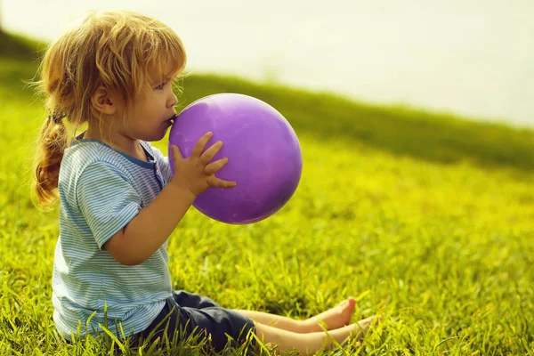 Carino bambino ragazzo con palloncino giocattolo viola — Foto Stock