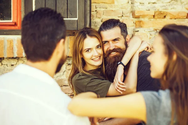 Lächelndes Paar mit Freunden — Stockfoto