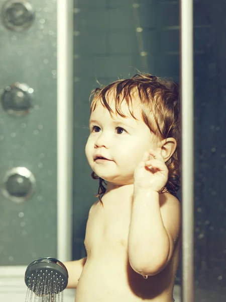 Small baby boy in shower — Stockfoto