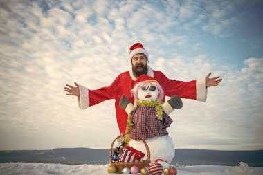 Noel Baba şapkası açık elle adam