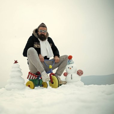 Kardan adam ve kar xmas ağacı kış gününde