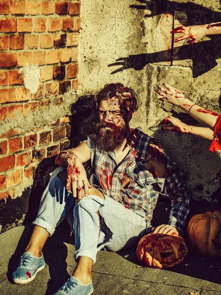 Uomo di Halloween con sangue rosso e zucca — Foto Stock