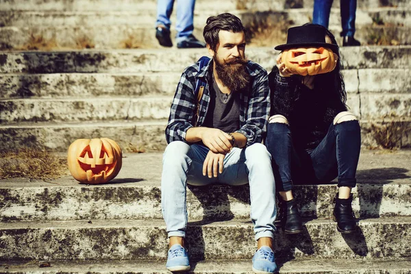 Halloween casal com abóbora — Fotografia de Stock