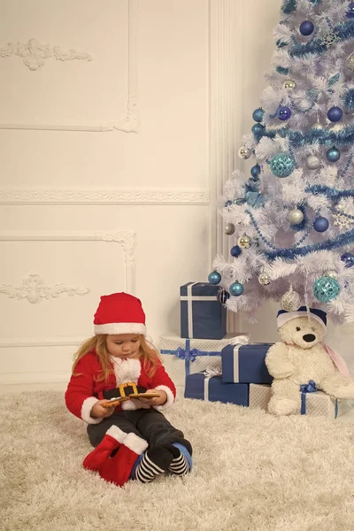 Año nuevo niño pequeño en el árbol de Navidad . —  Fotos de Stock