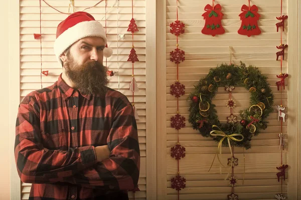 深刻な顔のひげのクリスマス男 — ストック写真