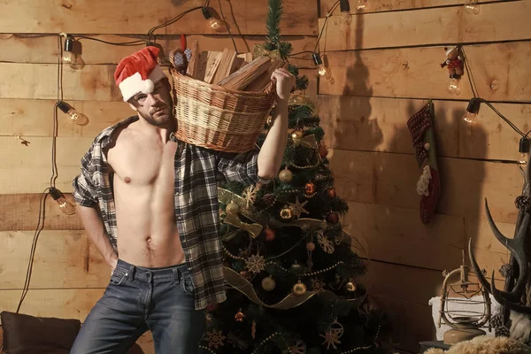 Weihnachten glücklicher Mann auf Holzgrund. — Stockfoto