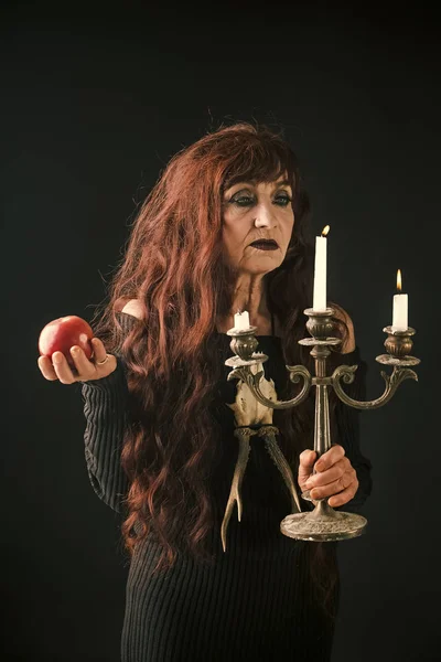 長い赤い髪と化粧で黒のハロウィーン女性. — ストック写真