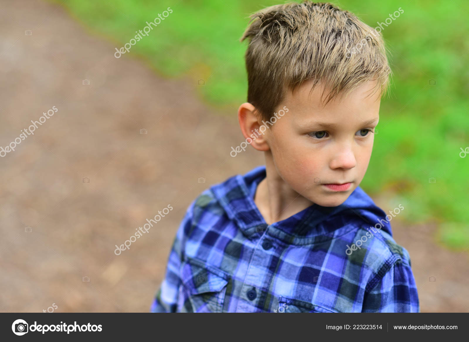 Tengo I Miei Capelli Naturali Ragazzino Con I Capelli Corti
