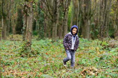 Her gün bir yolculuktur. Küçük çocuk ormanda yürümek. Küçük çocuk sonbahar günü tadını çıkarın. Çocuk eğlence etkinlikleri açık. Çocuk gündüz bakım. Uluslararası Çocuk günü