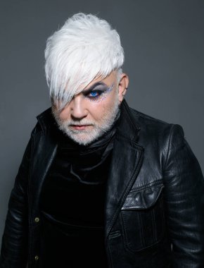 Ücretsiz ve tuhaf. Transseksüel kişi. Moda saç modeli ile egzotik hipster adam. Hippi moda stil. Transseksüel hakları destekler. Erkek makyaj göz. Sakallı adam erkek makyaj ile