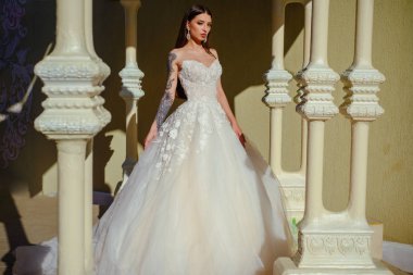 Mutlu Gelin düğünden önce. Güzel gelinlik butik. Harika gelin kıyafeti. kadın düğün için hazırlanıyor. Şık düğün salonu gelin için bekliyor. Minnettar duygu