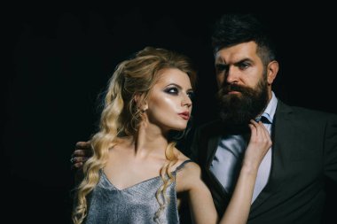 Aşık tarih. Sevgililer günün kutlu olsun. Birkaç erkek ve kadın tarihi Sevgililer günü. İki aşık. Sakallı adam ve ilk tarihte seksi kadın. Sonsuz sevgi ve sadakat