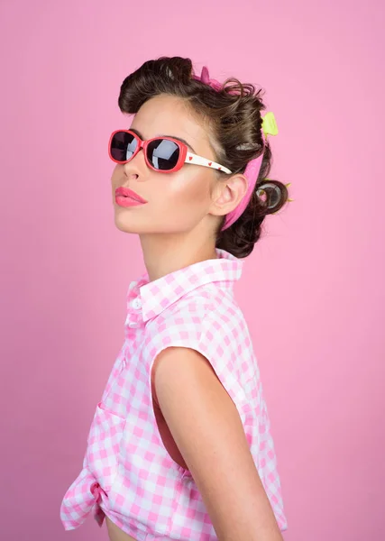 Pin up meisje. gelukkig meisje in glazen van de zomer. Retro vrouw met mode make-up. Vintage huisvrouw vrouw make kapsel. schoonheidssalon en kapsalon. Na haar persoonlijke stijl. Op zoek naar trendy — Stockfoto