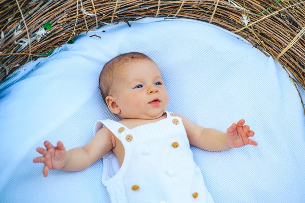 Neonato. Respira di nuova vita. Neonato bambina o ragazzo sveglio. Un nuovo bambino è come un inizio di nuova vita — Foto Stock