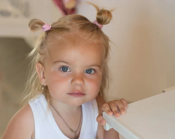 Ser una monada de verdad. Niña con colas de moño. Los niños pequeños usan un peinado divertido. Niño adorable con el pelo rubio. Peinado de chicas elegantes. Peluquería para niños. Cosas de lujo —  Fotos de Stock