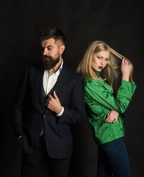 Un sentido del estilo. Pareja enamorada en estilo de moda. Pareja de moda de mujer sexy y hombre barbudo. Relaciones amorosas. Tendencias de moda de otoño. Disfrutando de las relaciones amistosas. Estilo de calle de otoño —  Fotos de Stock