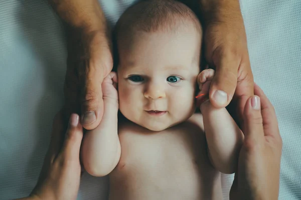 Ευτυχισμένος νεογέννητο. Νεογέννητο μωρό χαμογελά ευτυχισμένη. Παιδιατρικής φροντίδας. Πρωτότοκος κόρη ή ο γιος. Firtsborn παιδί. Γευτείτε τη φροντίδα — Φωτογραφία Αρχείου