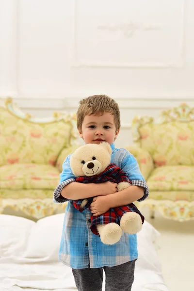 Barn spela leksaker. Glad familj och barnens dag. lycklig barndom. Vård och utveckling. Liten pojke leker med björnen. liten pojke spela hemma. Familjeweekend. Paternal ledighet — Stockfoto