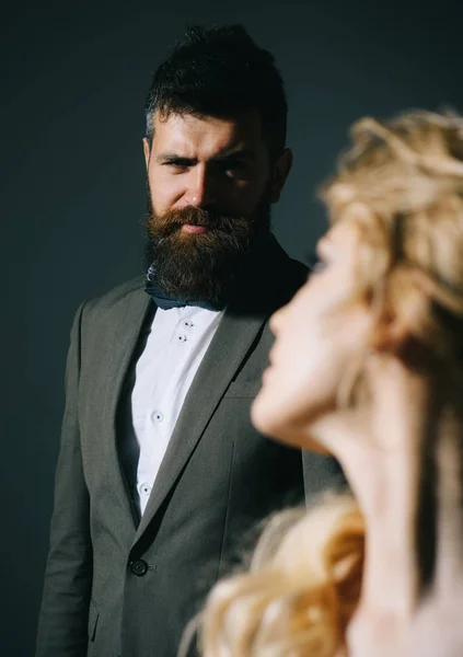 Estoy soltero hasta que tenga una fecha de boda. Hombre barbudo y mujer sexy en la primera cita. Un par de hombres y mujeres salen el día de San Valentín. Pareja enamorada. Feliz día de San Valentín. Uno y único amor —  Fotos de Stock