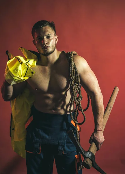 Im Bau, in Kürze. Schwerarbeiter mit muskulösem Oberkörper. Muskelkräftiger Mann. Bauarbeiter oder Bergmann mit Bergbauausrüstung. Bergbaugebiet im Bau — Stockfoto