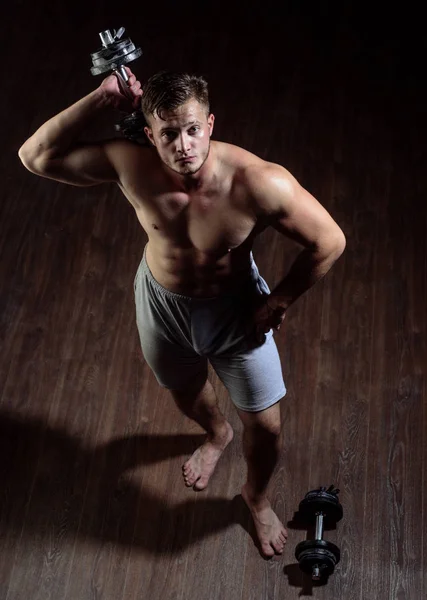 Φτάνοντας τους στόχους ικανότητάς σας. Ισχυρή εργαζόμενος με έξι pack abs. μυώδης άνδρας έχει προπόνηση στο γυμναστήριο. Εργαζόμενος άνθρωπος με fit μυώδες σώμα. Ο άνθρωπος σε ασκήσεις με Βάρη αλτήρων. Άσκηση και κατάρτιση των μυών — Φωτογραφία Αρχείου