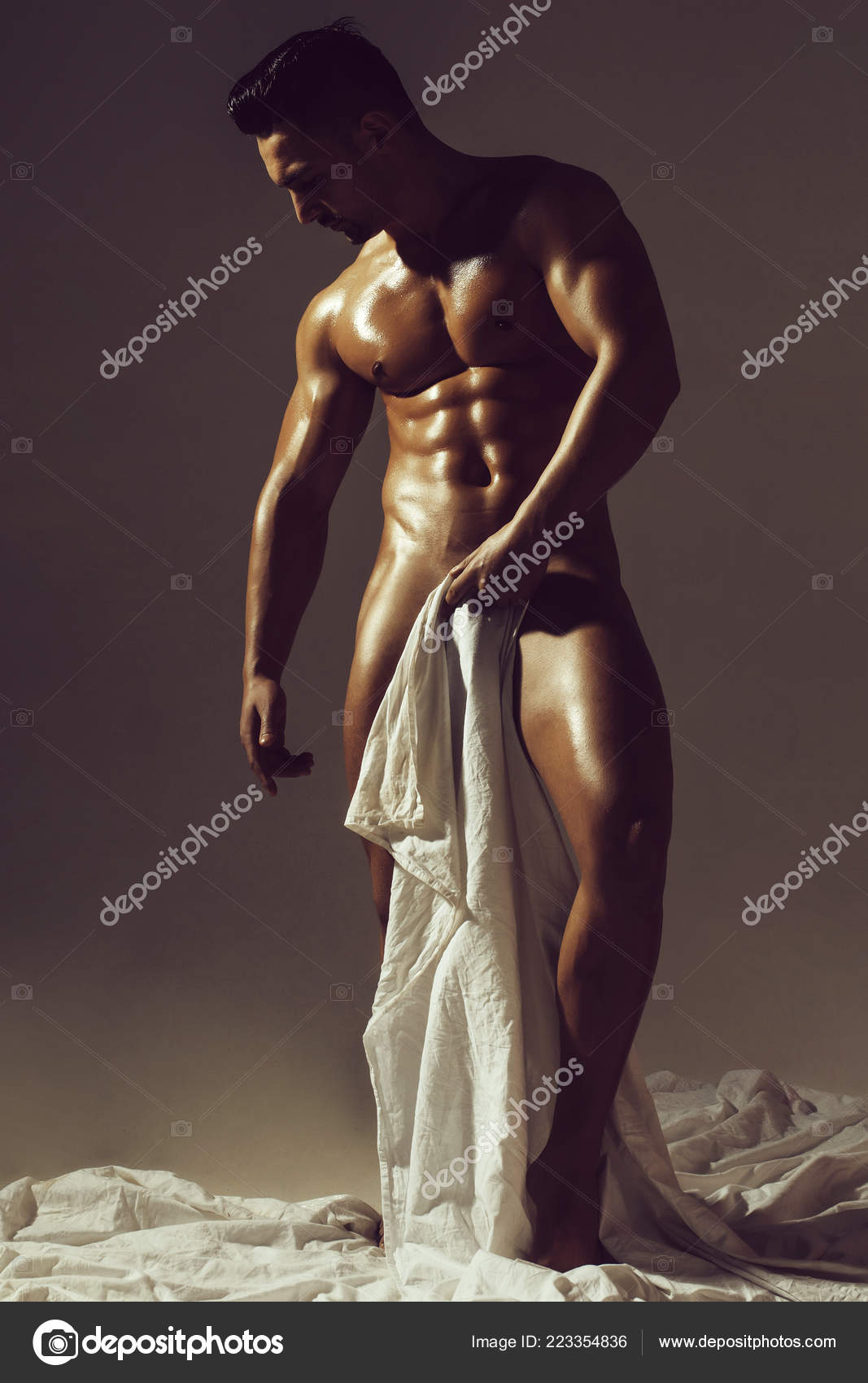 男性 bodybuilder nude ハンサムなヌード筋肉セクシーボディビルダー — ストック写真 © Tverdohlib.com #223354836