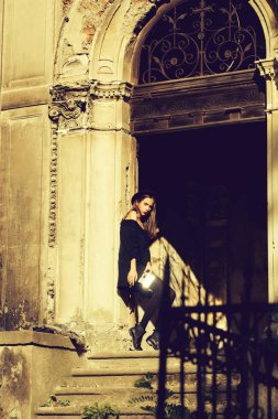 eski Binası yakınındaki moda kadın